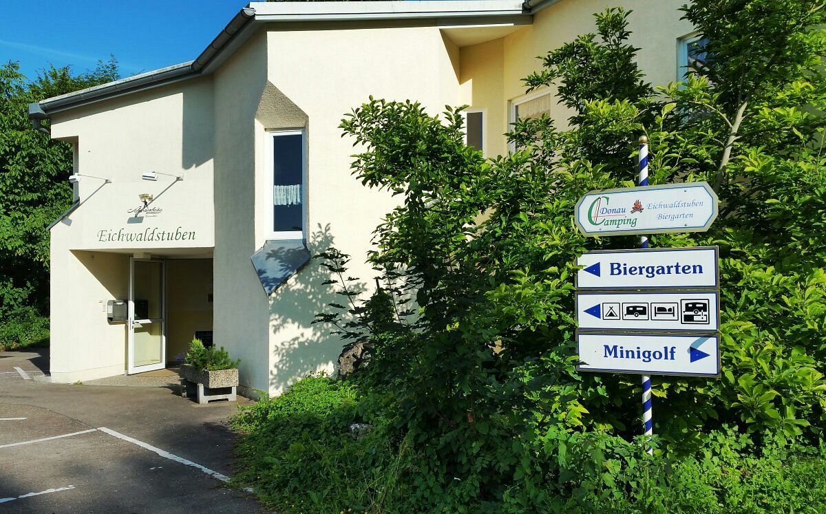 Eingang und Wegweiser des Donaucampings