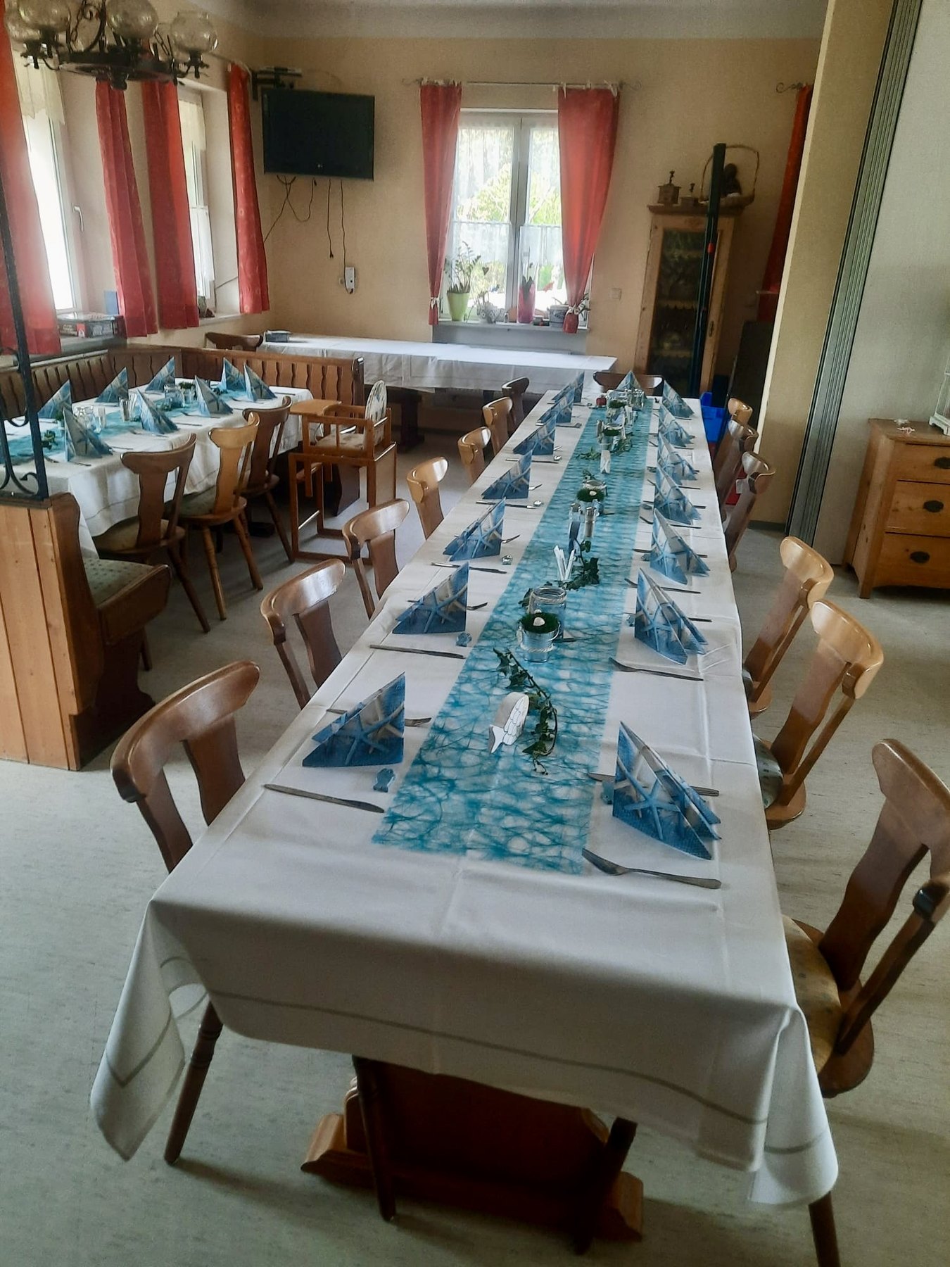 Lange Tafel für Feiern und Gesellschaften