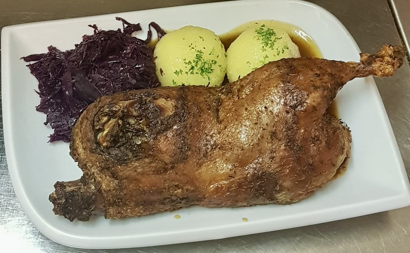 Braten mit Rotkohl und Klößen