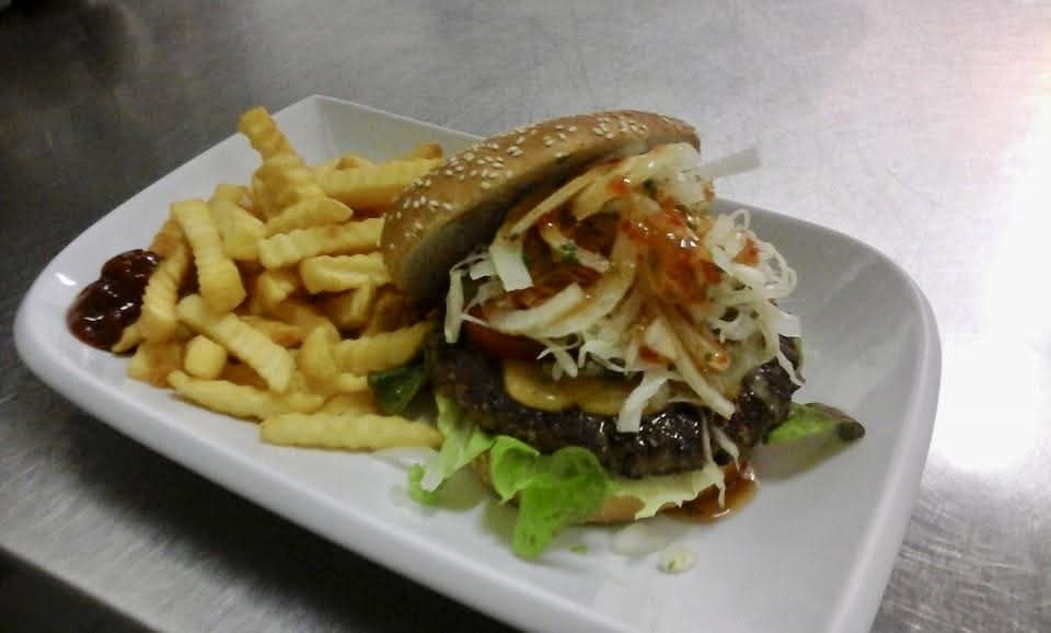 Burger mit Pommes