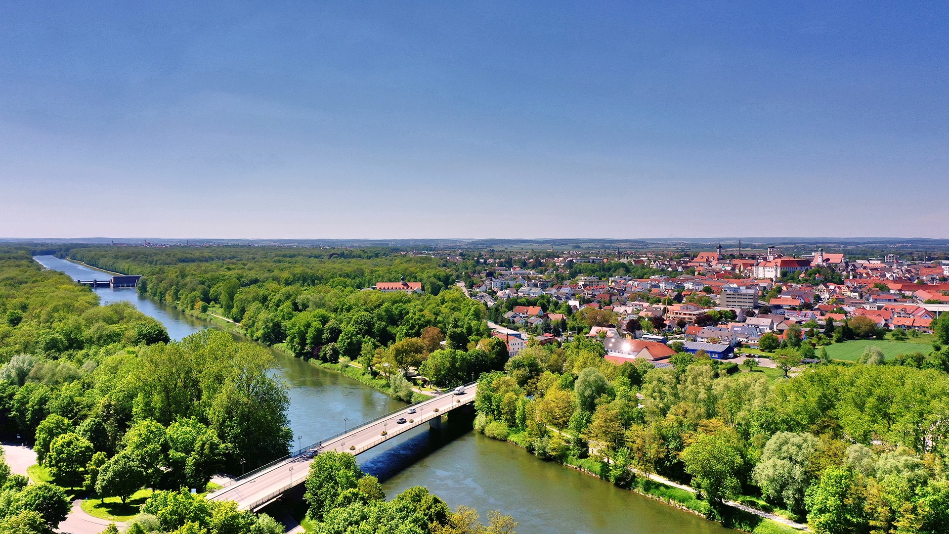 Luftaufnahme von Dillingen an der Donau mit Donau Camping und Eichwaldstuben
